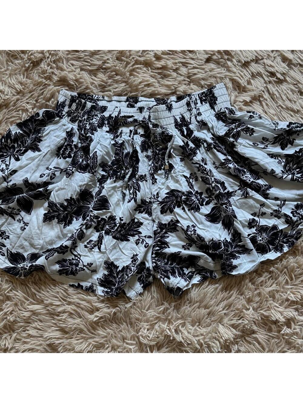 SOLE Women's Black and White Floral Elastic Waist Shorts